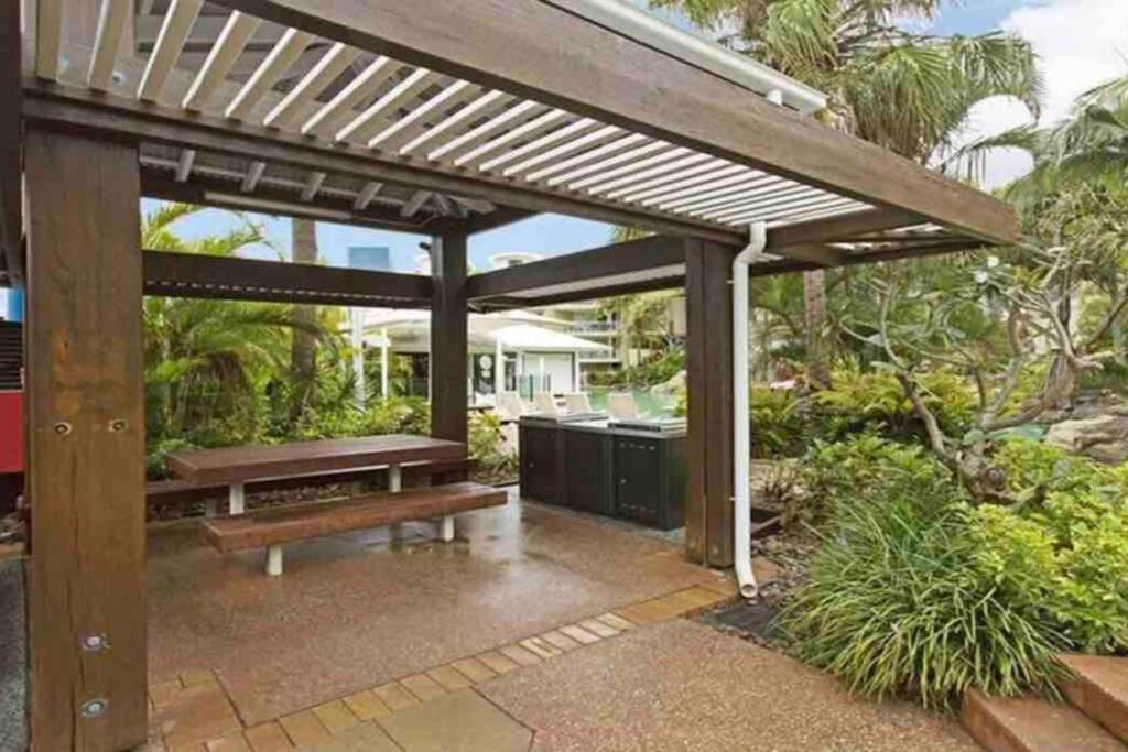 Ocean View - Alexandra Headlands Beachfront Unit Exteriör bild